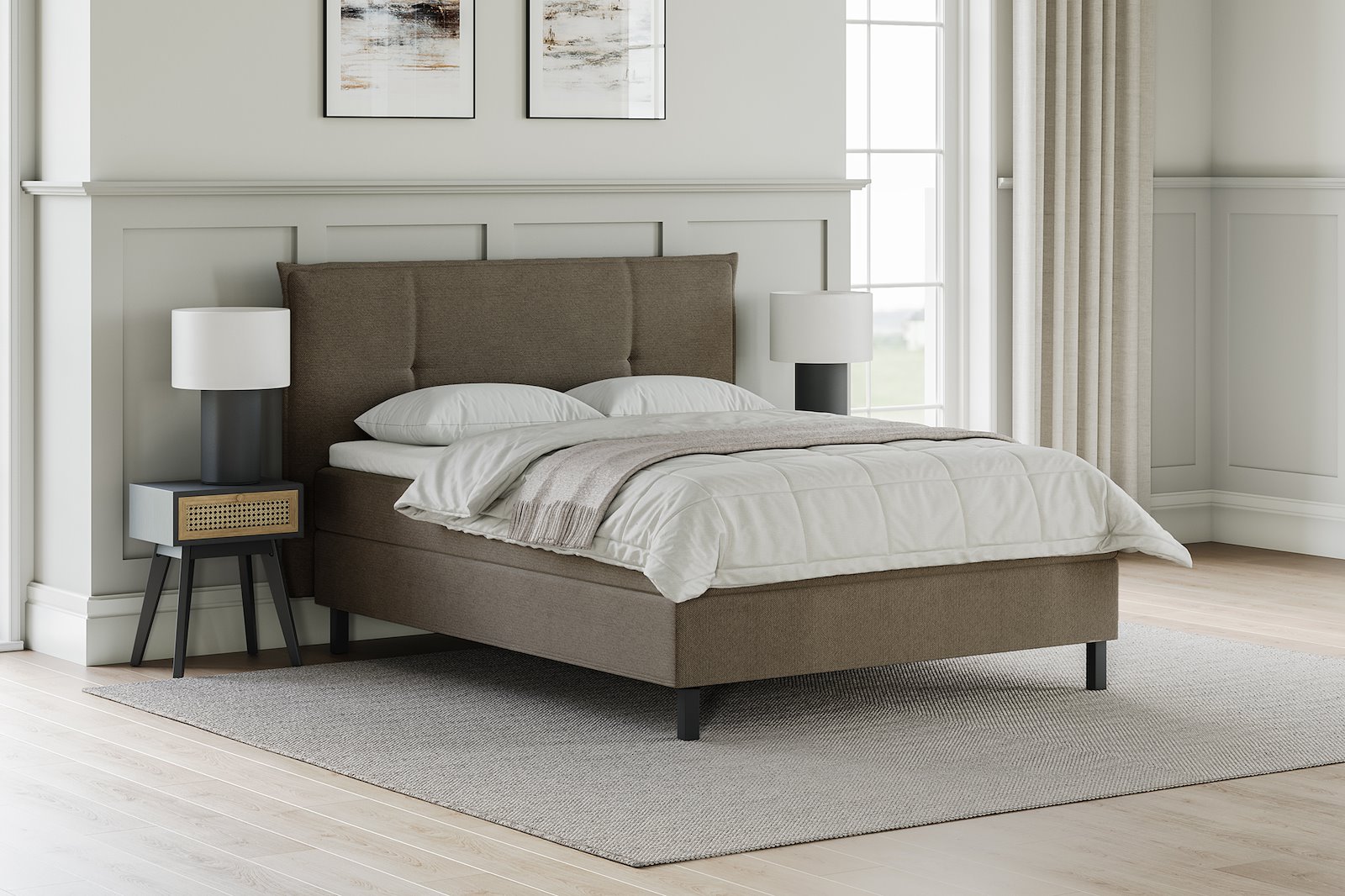 XOV Relax kontinentalseng 210x210 cm I tekstil Bjorn 34 brun, medium, sorte ben og 7cm hypersoft overmadrass, sengegavl selges separat.