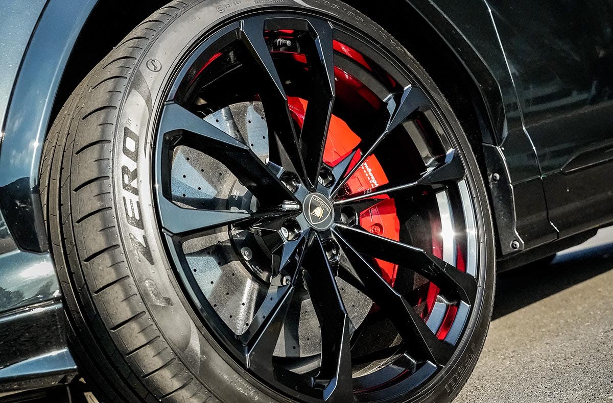 Lamborghini Urus mieten (1 Tag)