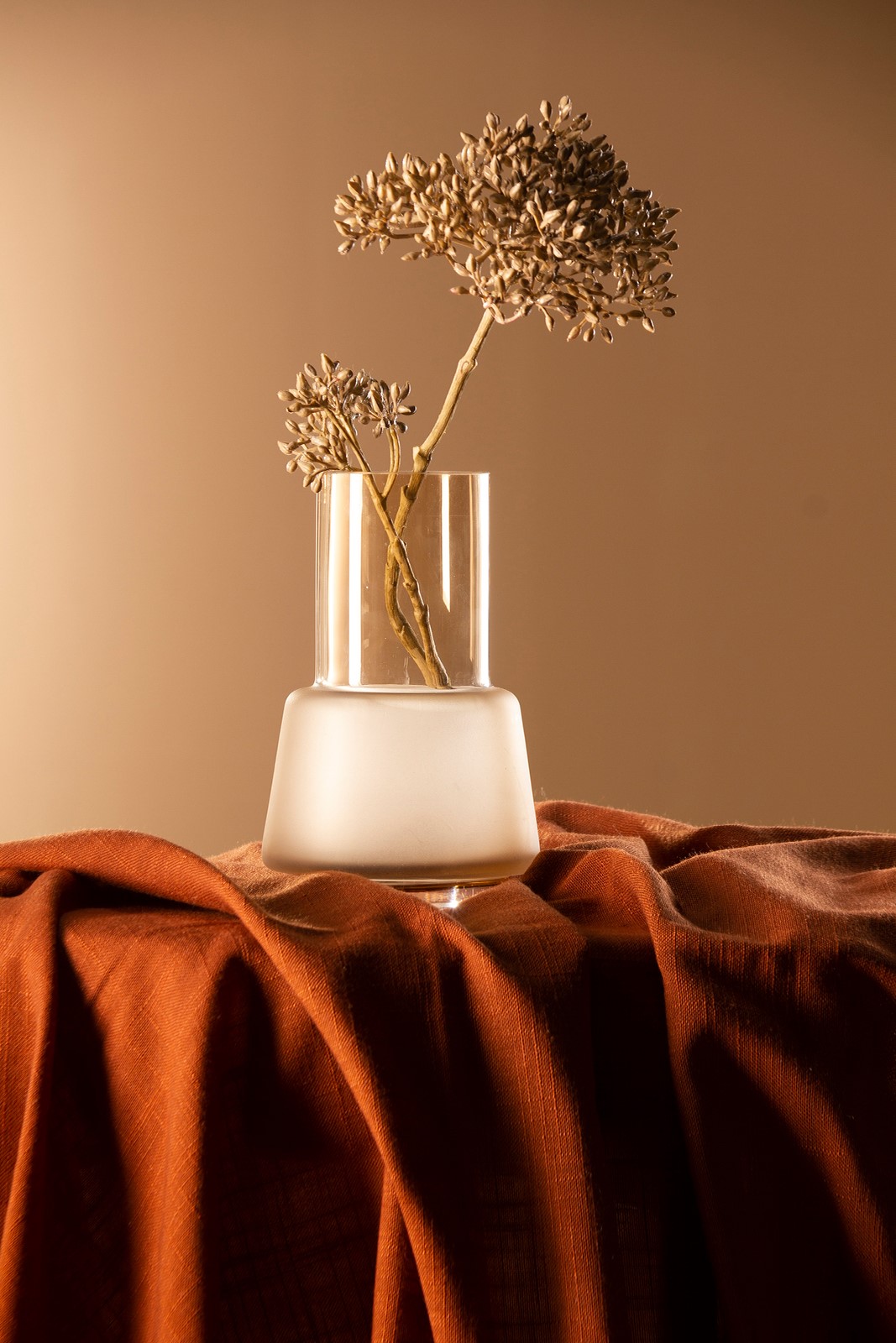 Escalier vase Vase i lys amber farget glass med matte detaljer