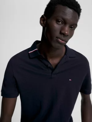 Polo de corte regular com gola exclusiva