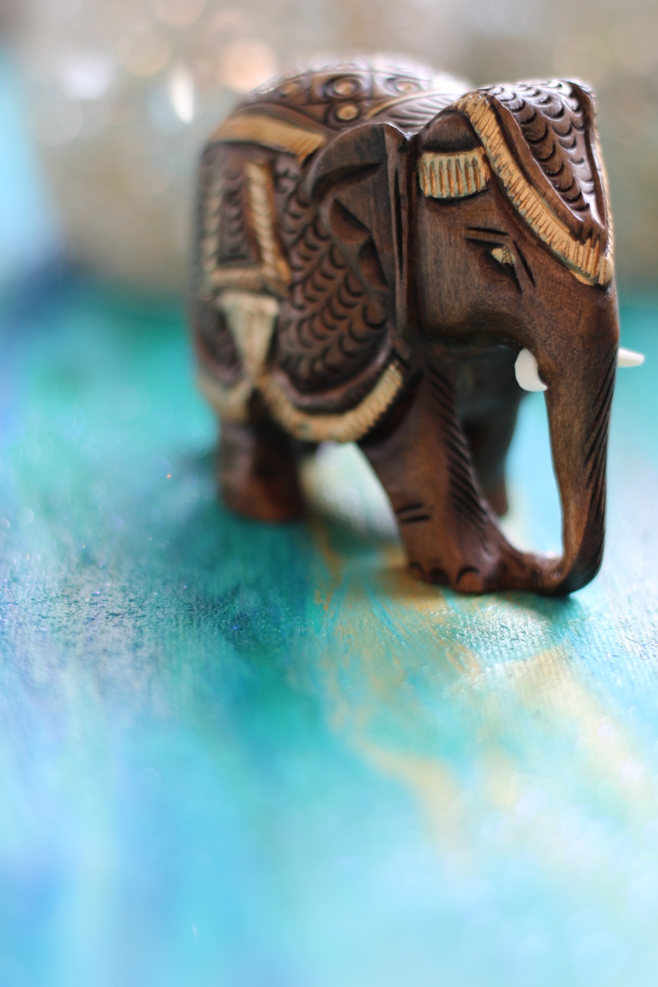 Elefant aus Holz mit Sattel, braun, gold, H 7 cm, B 8 cm, T 4 cm von fischer's lagerhaus