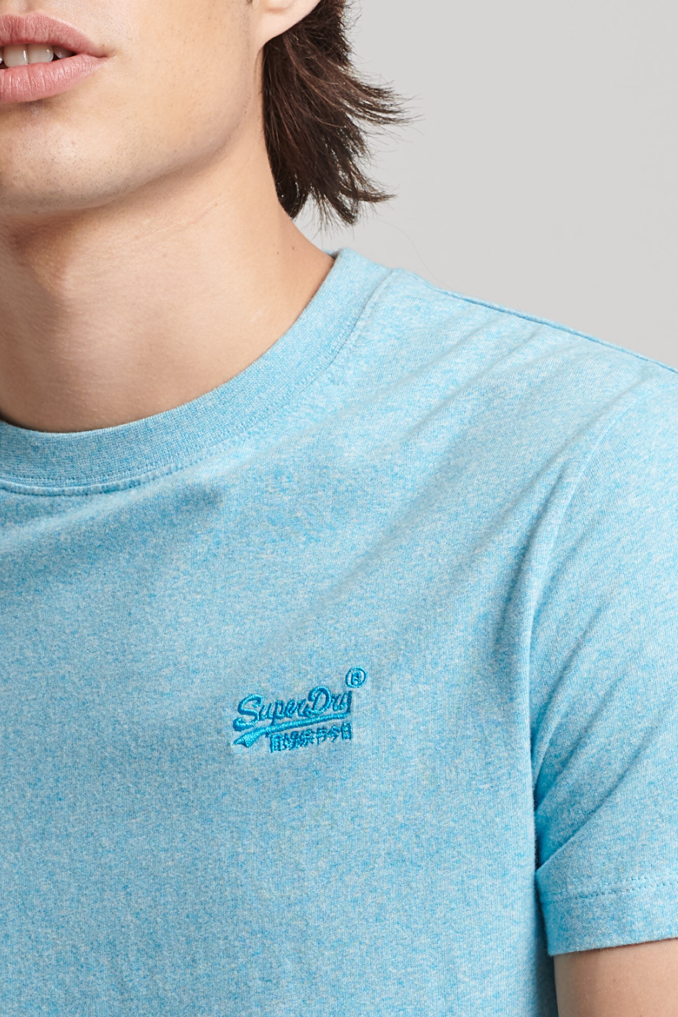 Camiseta de algodão orgânico com logo vintage bordado - turquesa