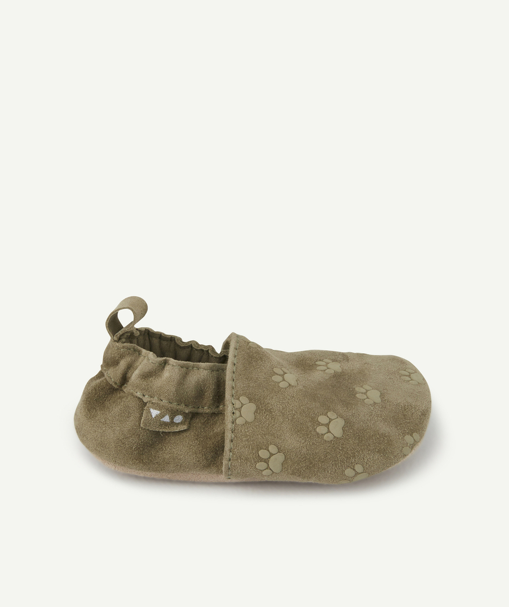CHAUSSONS BÉBÉ GARÇON EN CUIR BRUN CLAIR AVEC IMPRIMÉ PATTES DE CHIEN
