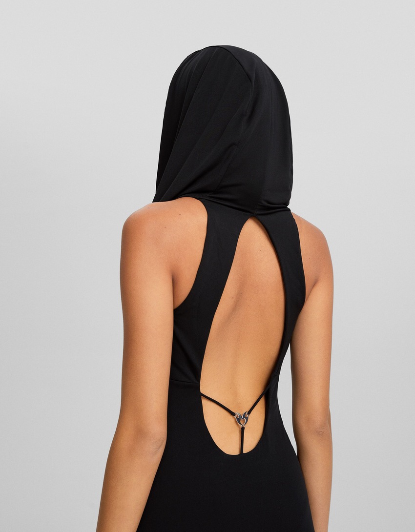 Vestido longo com capuz