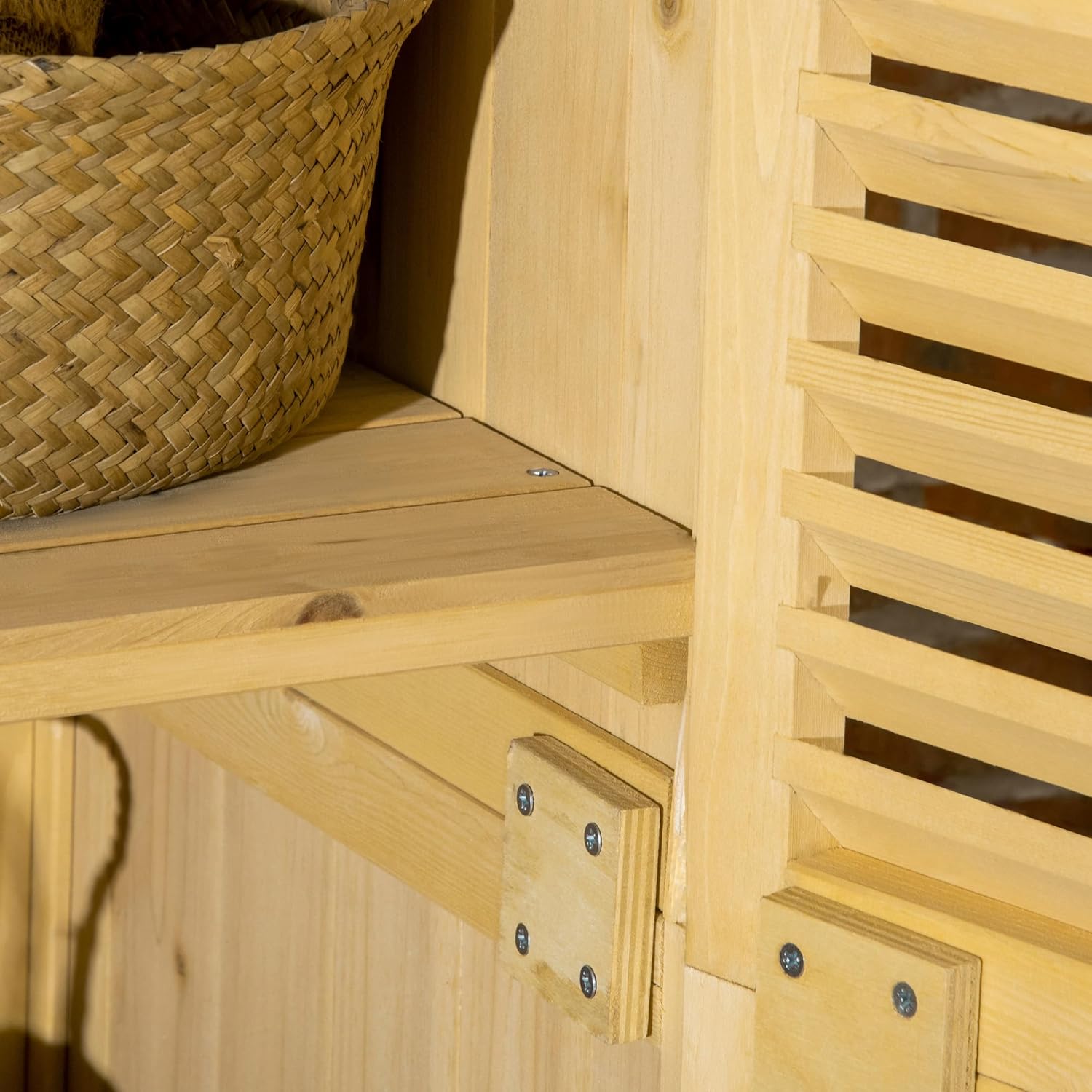 Outsunny Gartenschrank Holz Geräteschuppen Gerätehaus mit Asphaltdach Lamellentür Geräteschrank Schuppen Garten 4 Fächer Naturholz 87 x 46,5 x 160 cm