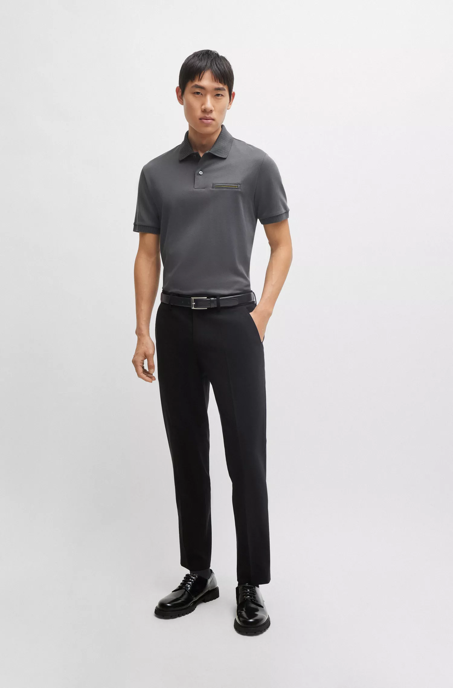Calça BOSS preta de corte slim, em mistura de lã elástica de alta performance.