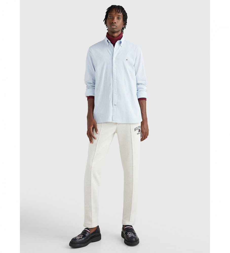 Camisa listrada Tommy Hilfiger TH Flex da coleção 1985, azul.