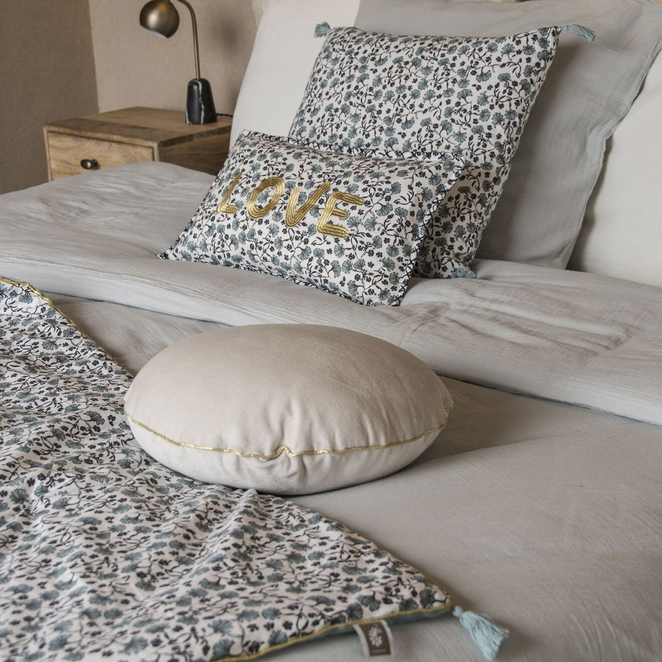 Febronie Coussin rond en velours de coton Bonbon grège - D. 43cm