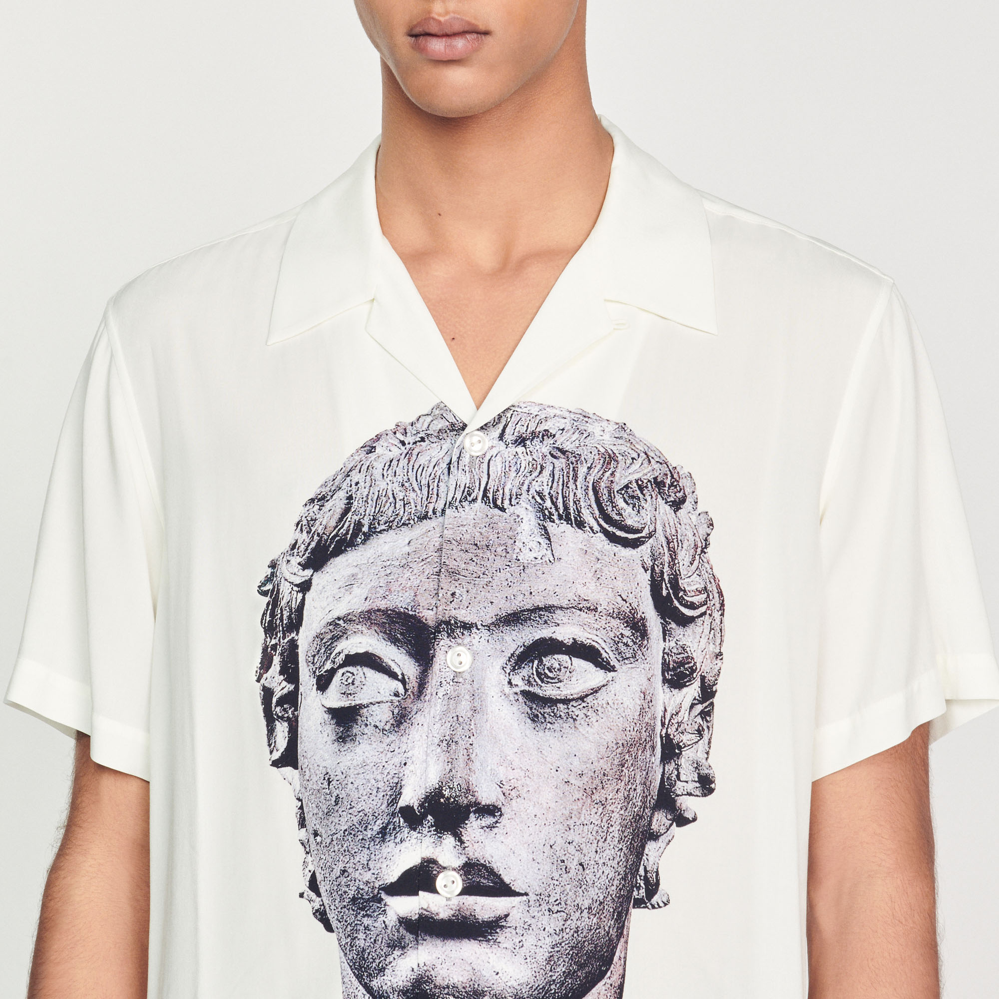 Chemise statue