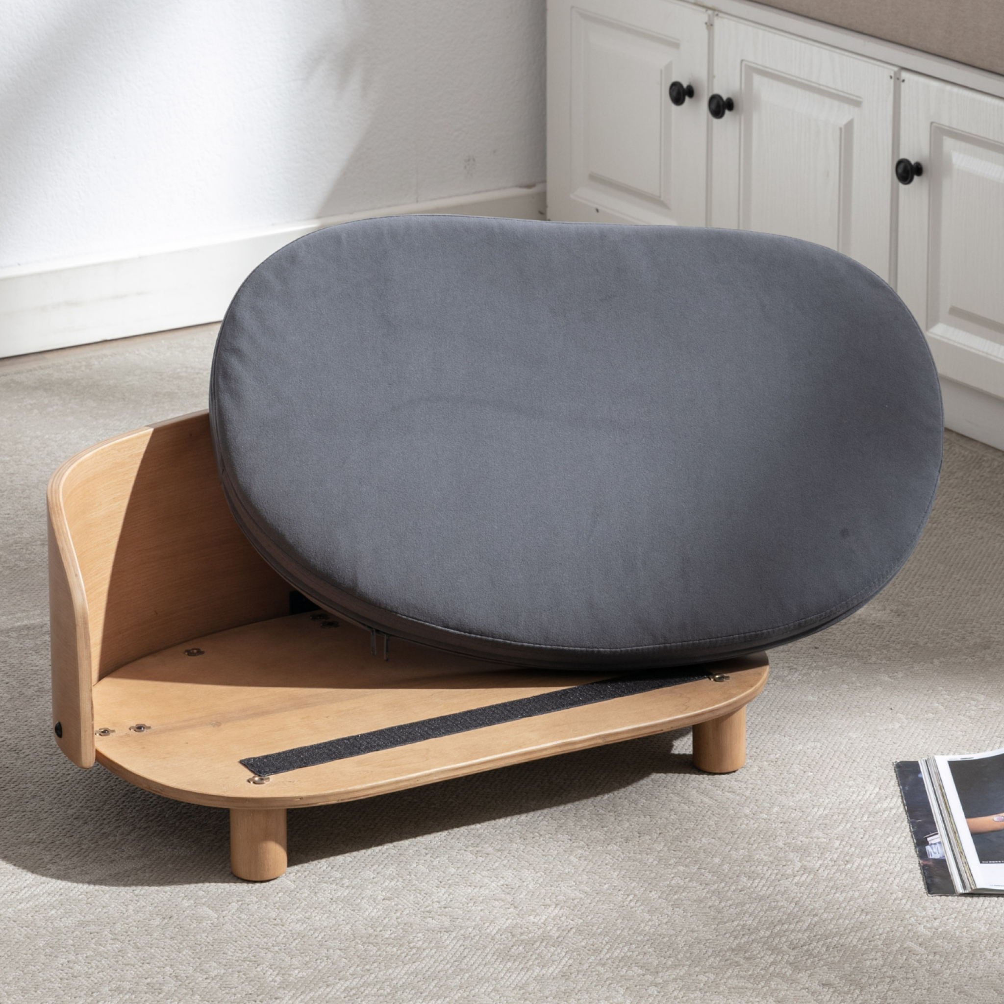 Panier gris foncé pour chien et chat. Lit pour animaux de compagnie. En bois