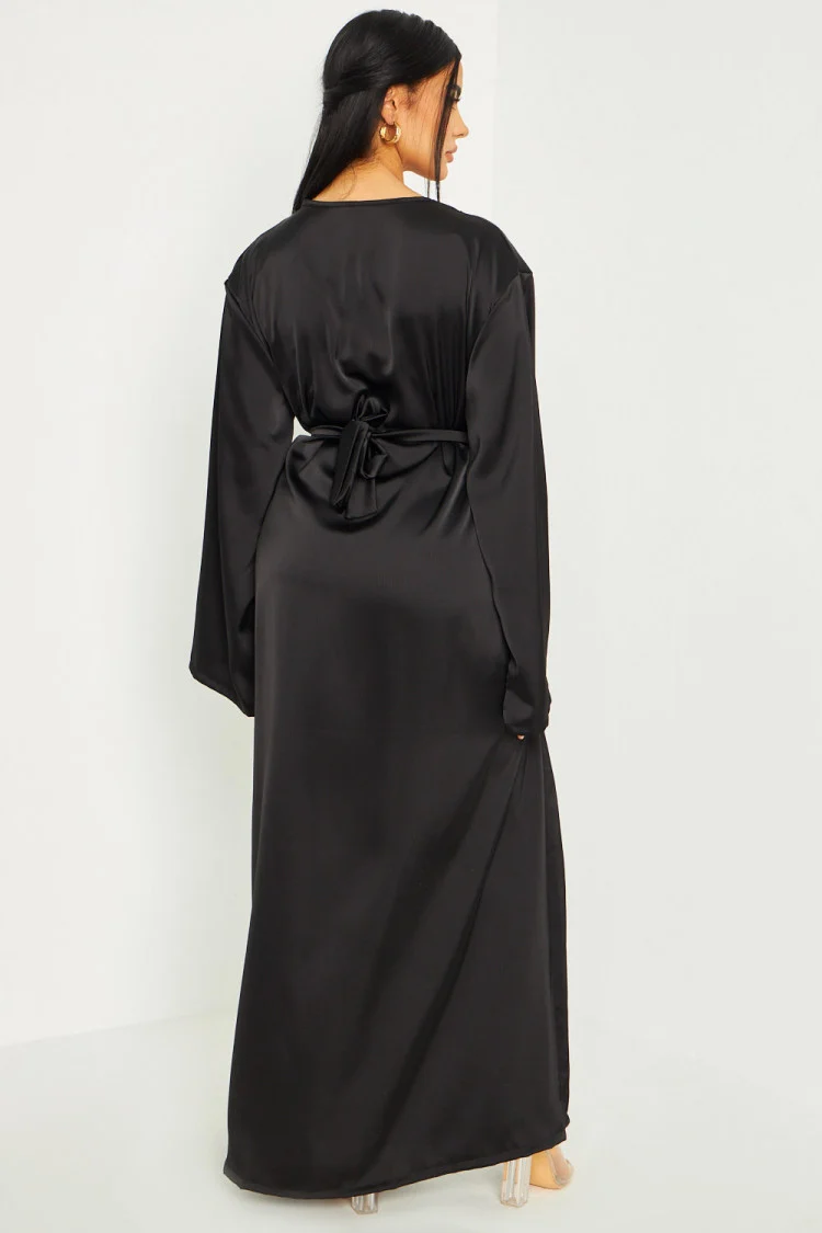 Robe longue satinée ceinturée noire