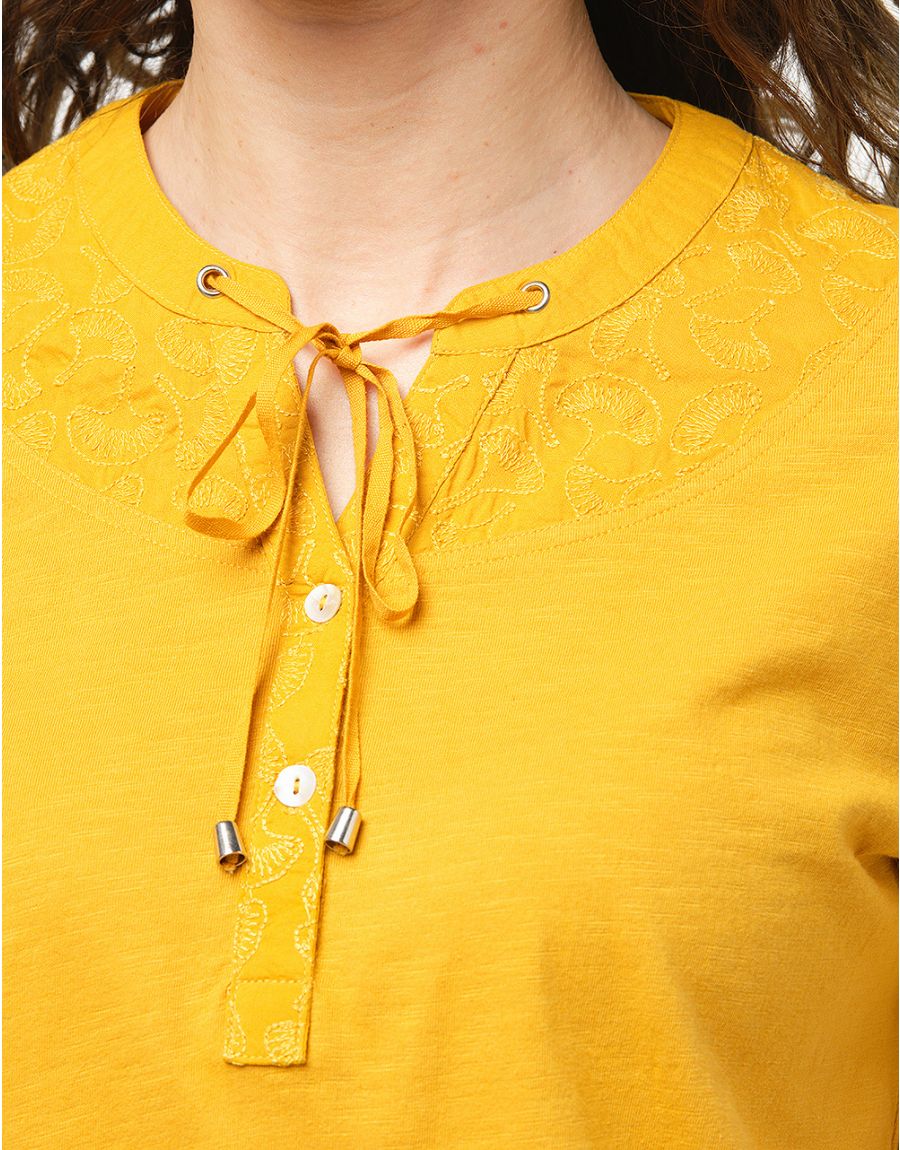 Top jaune col brodé