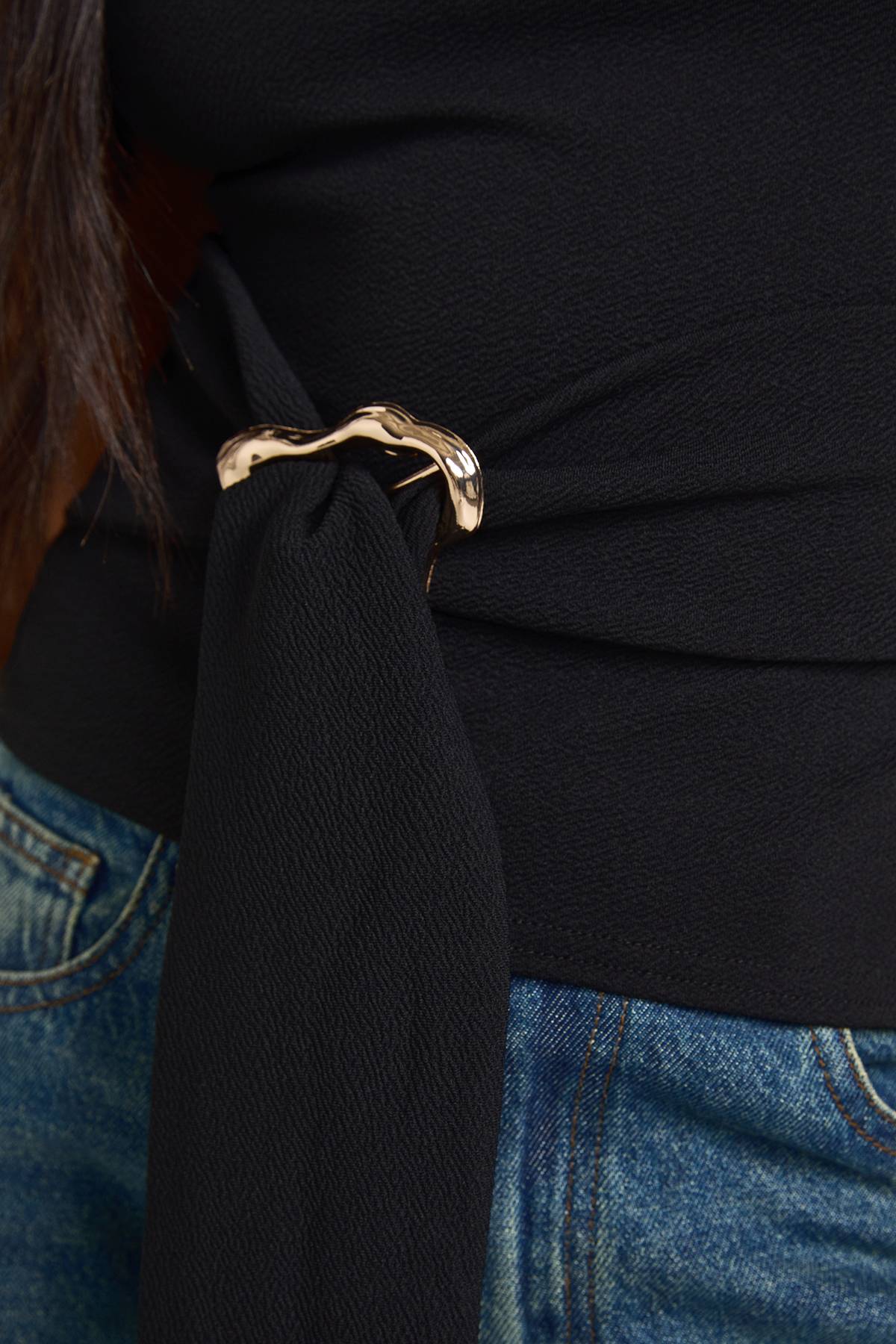 boohoo Top en crêpe à col rond, garniture dorée, détail ceinture