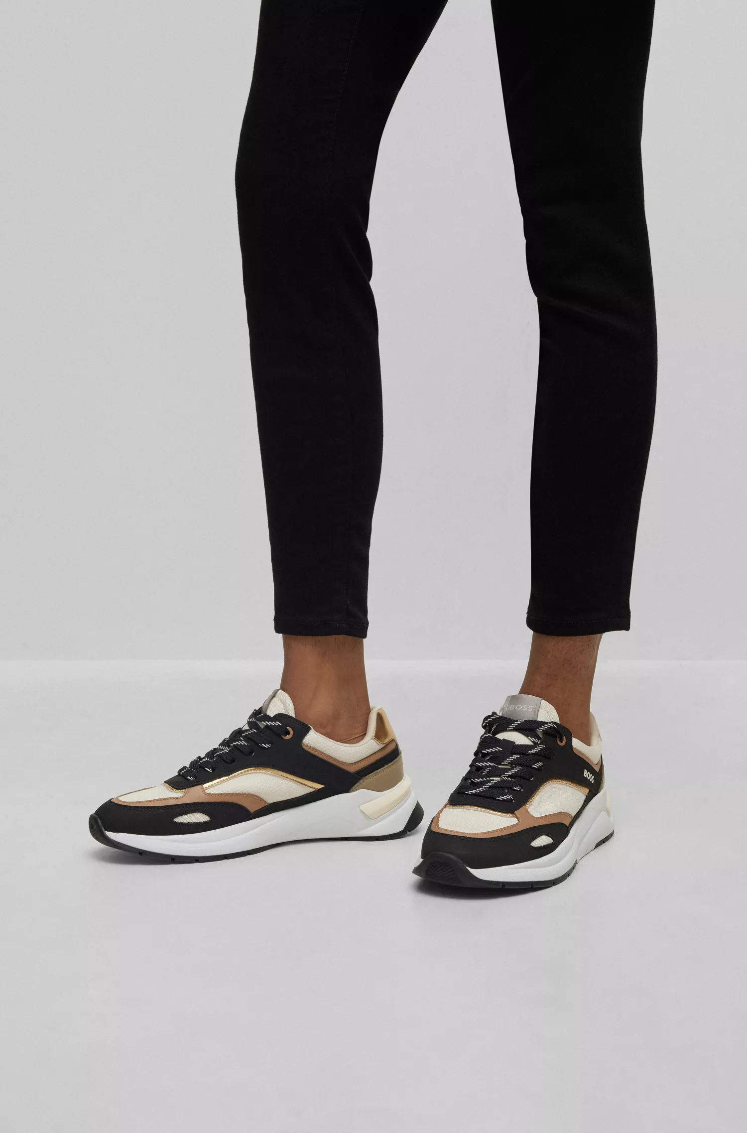 Tênis BOSS preto em material misto com detalhes metálicos