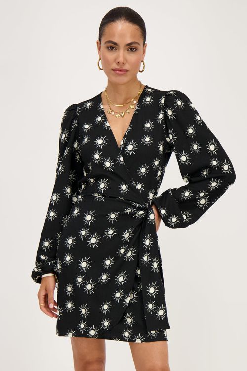 Zwarte crinkle wikkeljurk met zonnetjes print