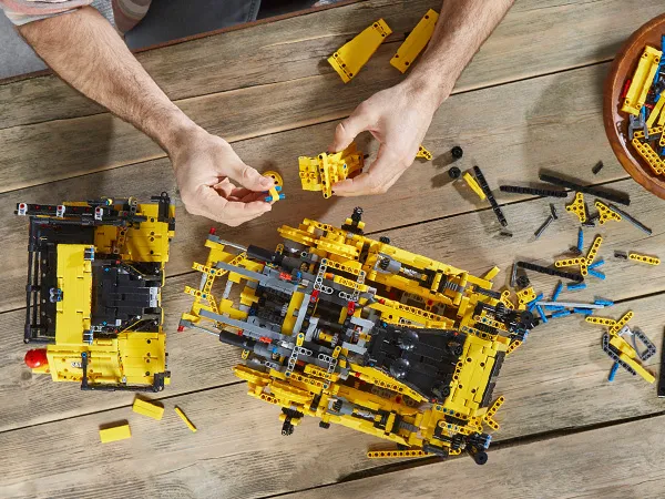 LEGO Technic 42131 Cat D11T-bulldozer