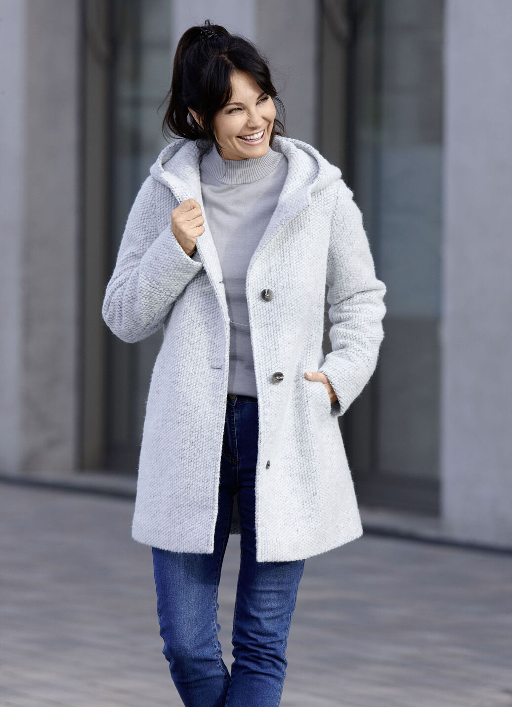 Jacke mit fester Kapuze