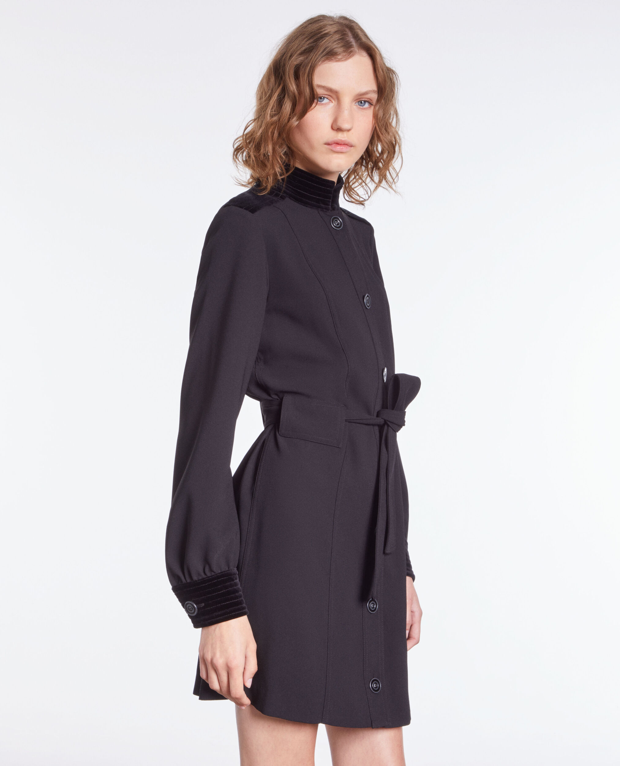 Robe courte noire en crêpe avec détails en velours
