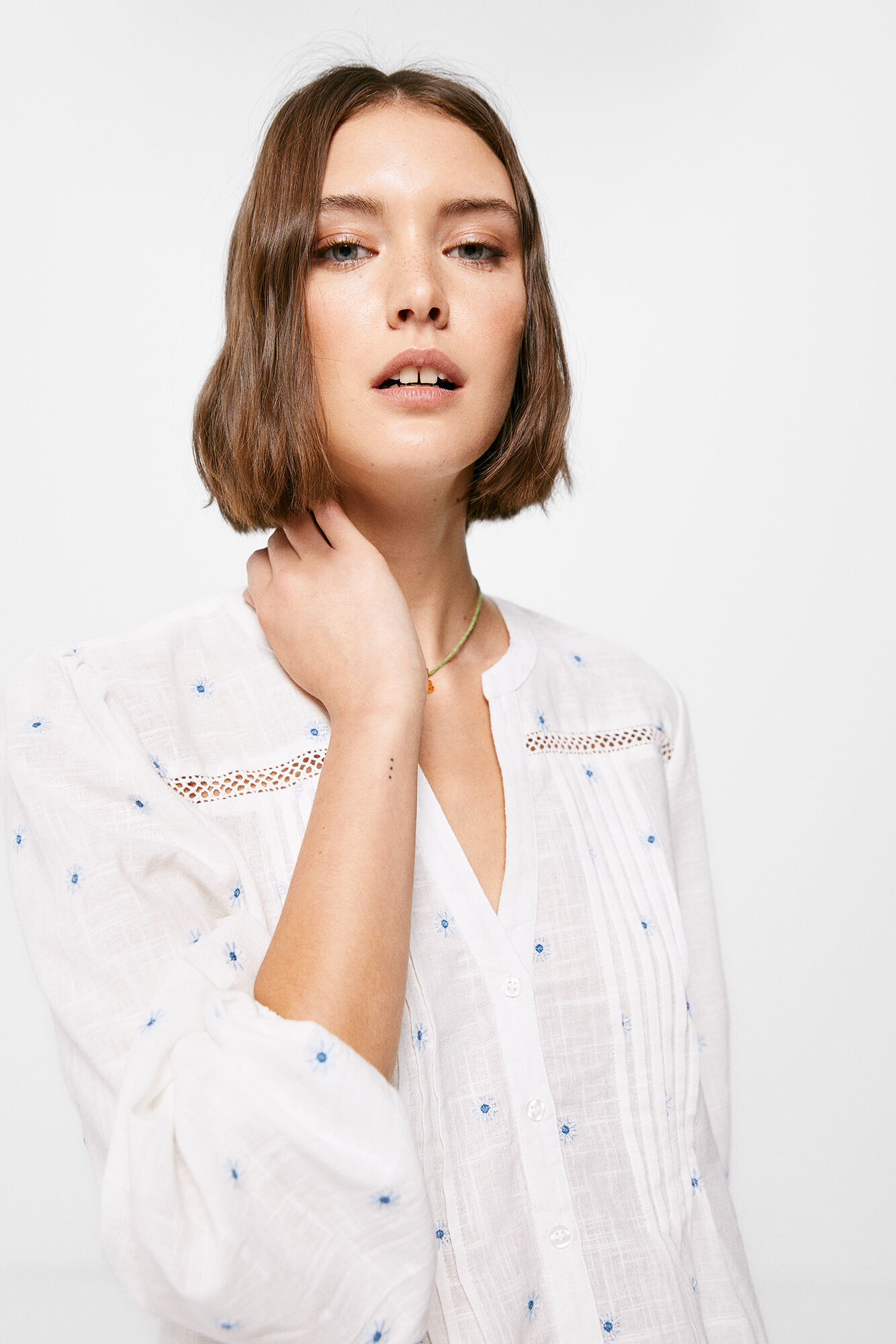 Blusa plissada bordada
