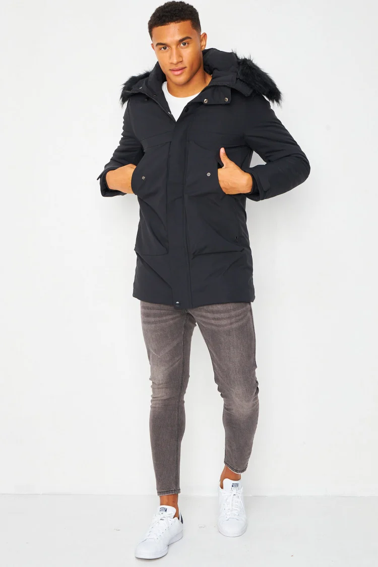 Parka noire à capuche avec fausse fourrure