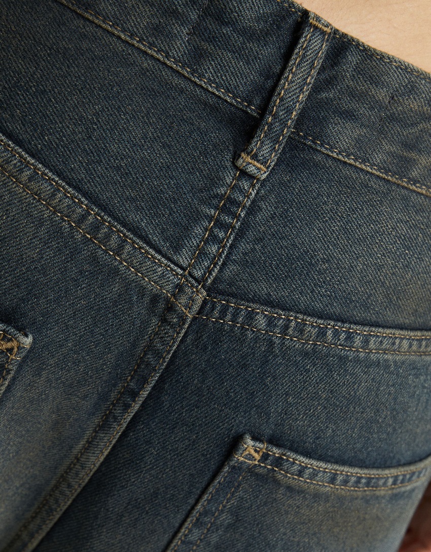 calça jeans estilo skater com efeito desbotado