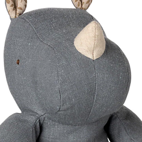 maileg knuffelneushoorn safari friends - dusty blue - 22 cm