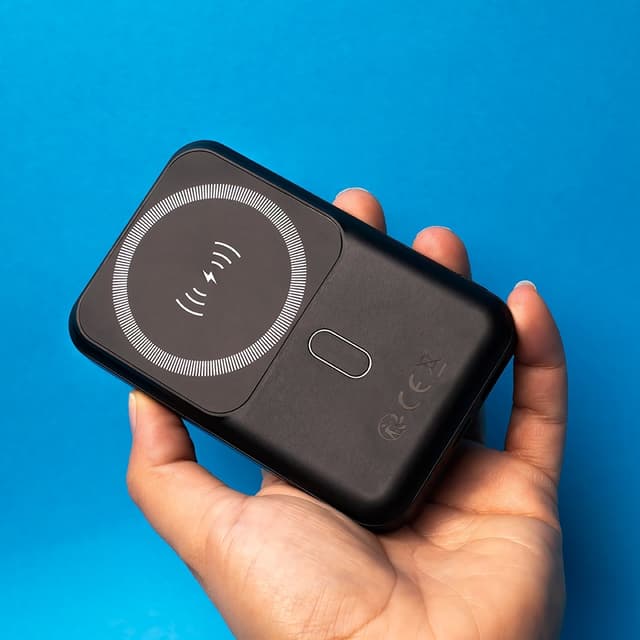 Forever MATB-100 Powerbank med trådløs opladning, PD QC 22,5W 10000 mAh, Sort