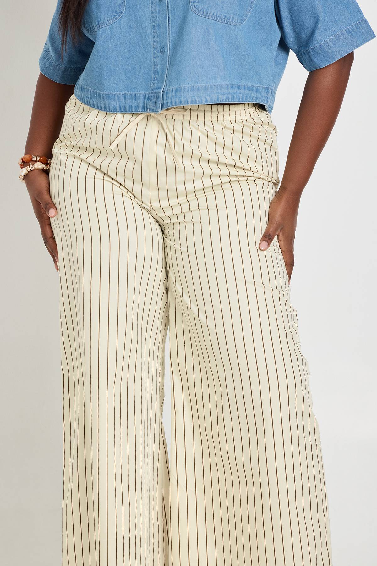 boohoo Pantalon Large À Rayures En Popeline Avec Cordon De Serrage Grande Taille