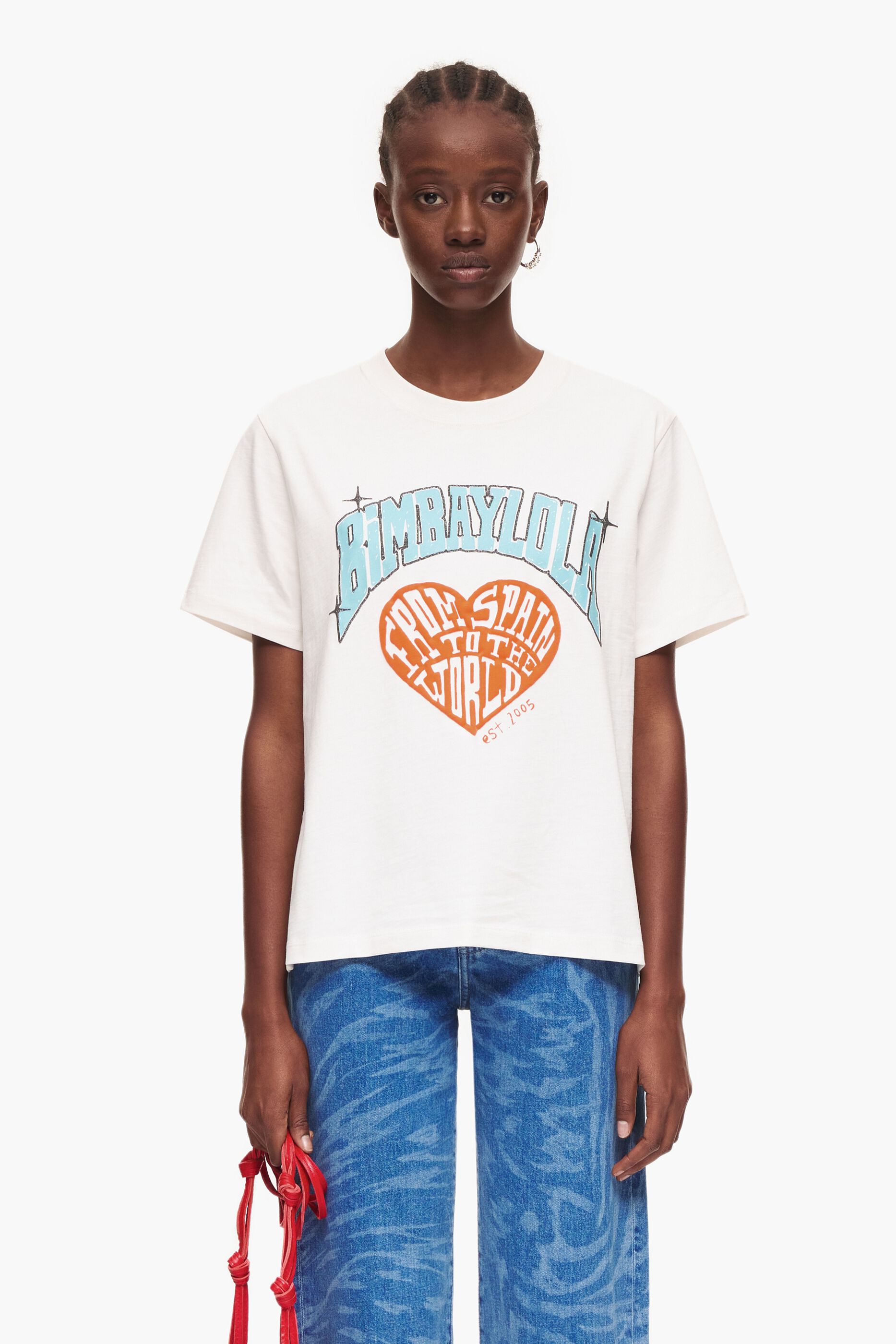 Camiseta branca com o logotipo da universidade Bimba