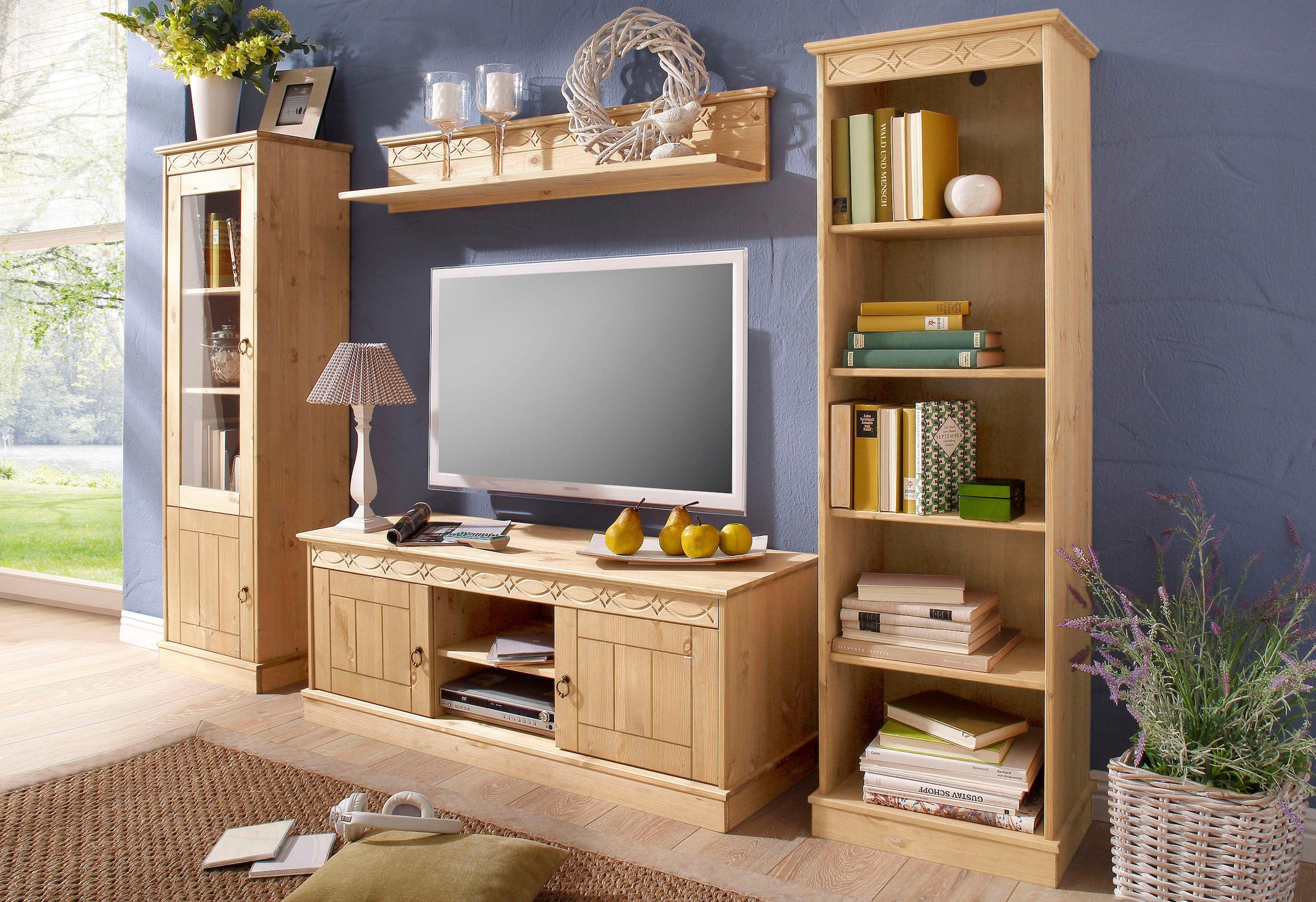 Home affaire Vitrine »Indra« aus massiver Kiefer, FSC®, 2trg., Höhe 145 cm, dezentes Ornament