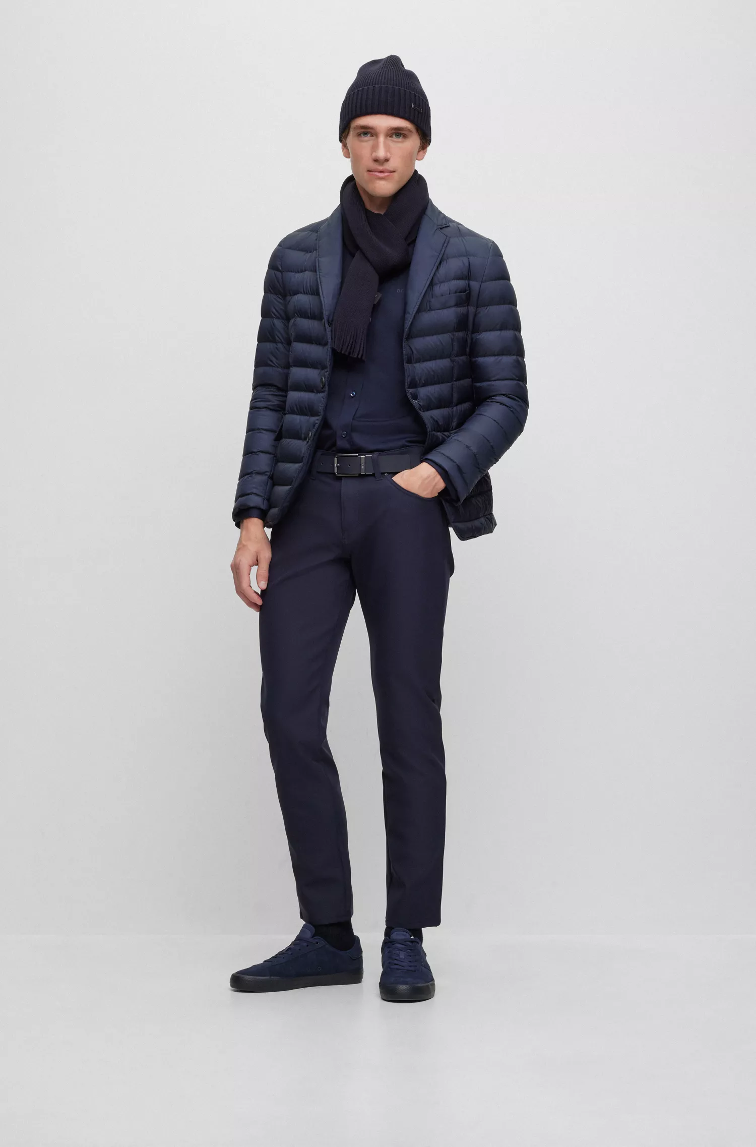 Jaqueta BOSS preta, corte slim, com enchimento de plumas.