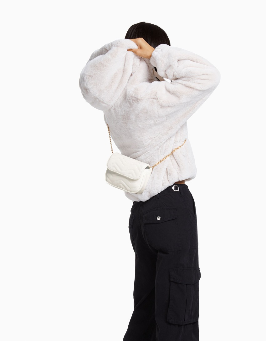 Bolsa transversal acolchoada com efeito de couro