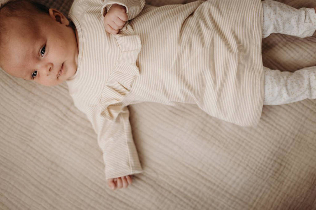 LEVV gestreepte baby T-shirtjurk LNEVANOS lichtzand
