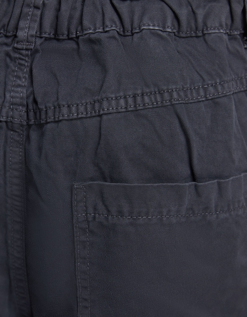 Calça jogger de algodão com cordão.