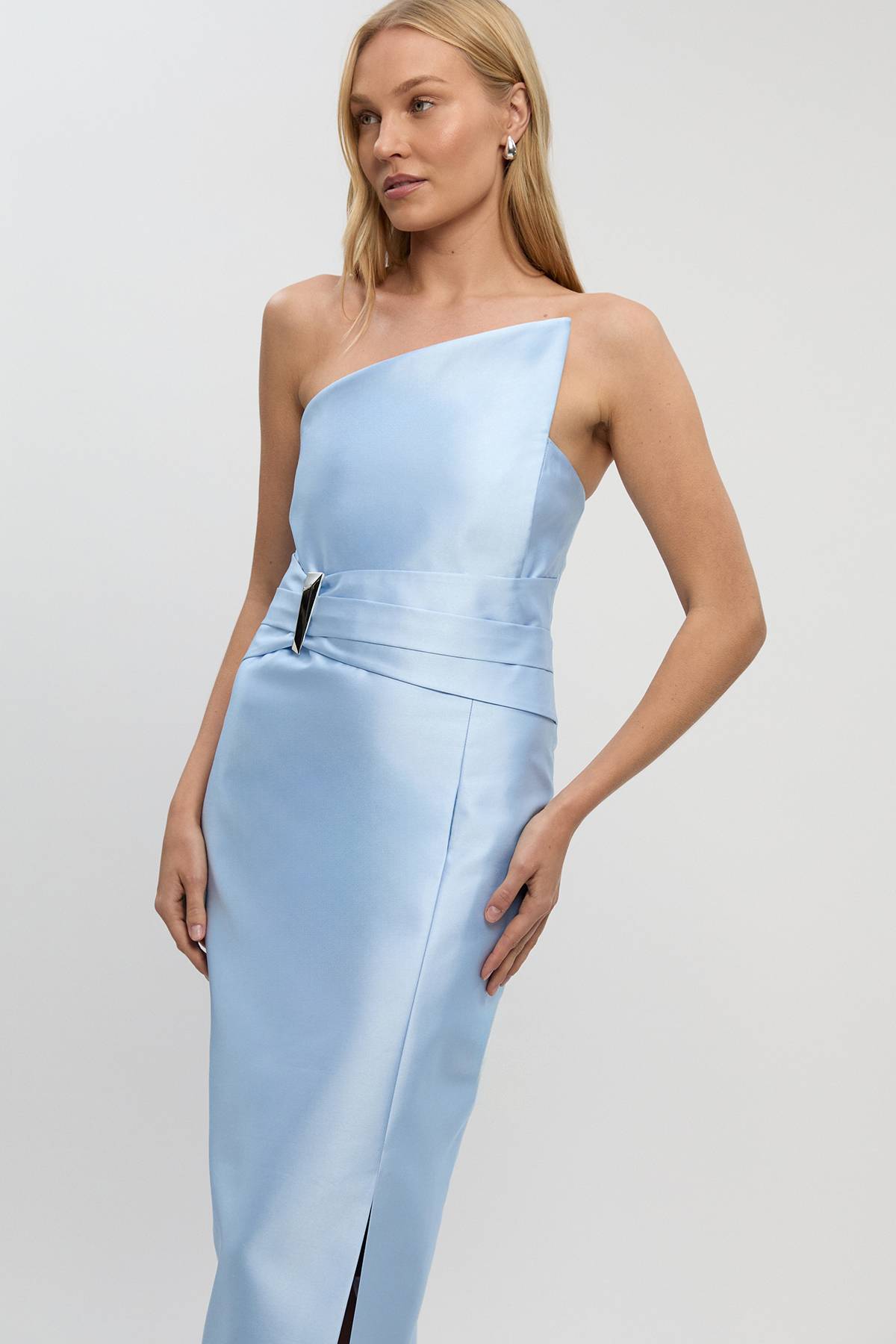 KarenMillen Robe Midi Ajustée à Col Asymétrique Structuré avec Détails de Passepoil en Satin Sergé