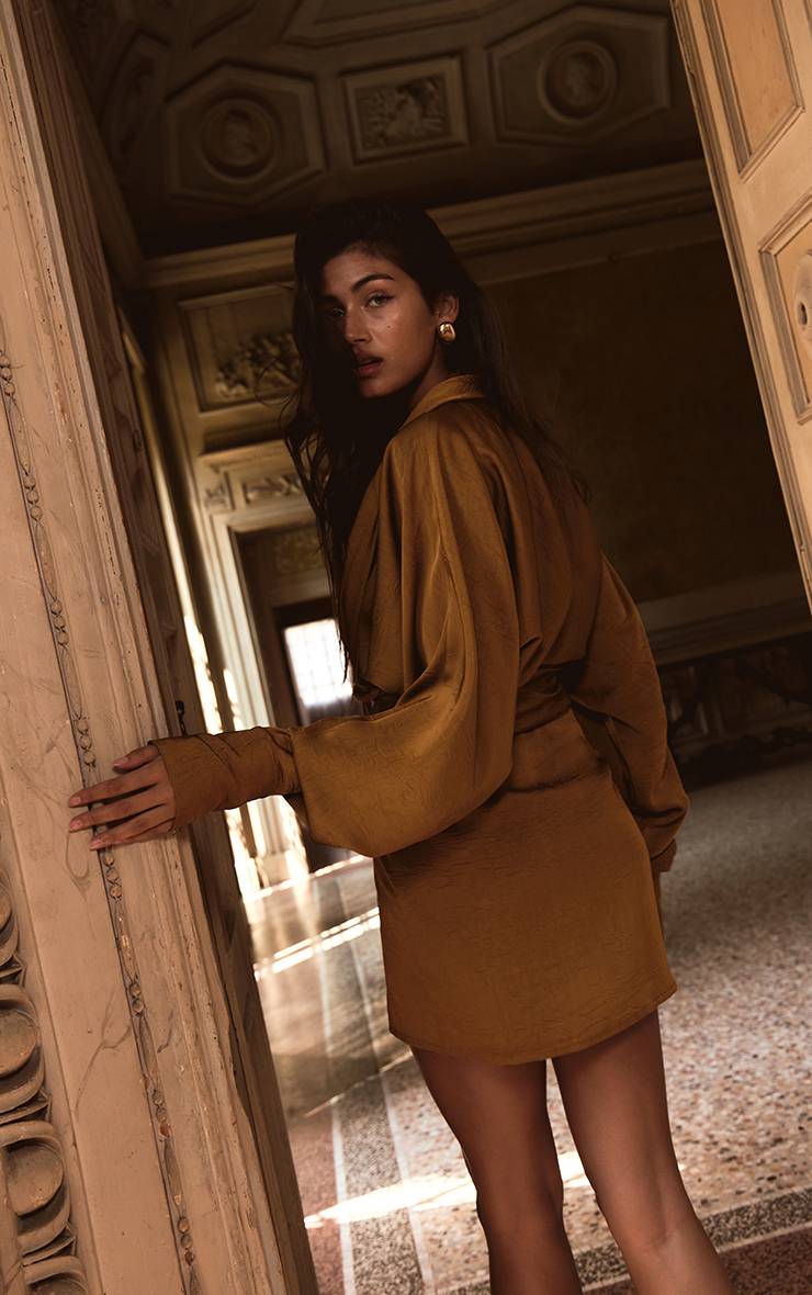 Doré Robe Courte Décolletée À Manches Longues En Satin Martelé Plt Label
