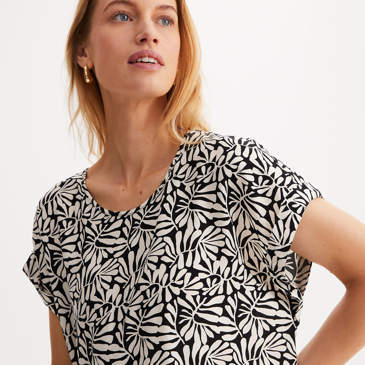 ANNE WEYBURN<br>Blusa com gola redonda e estampa gráfica, mangas curtas