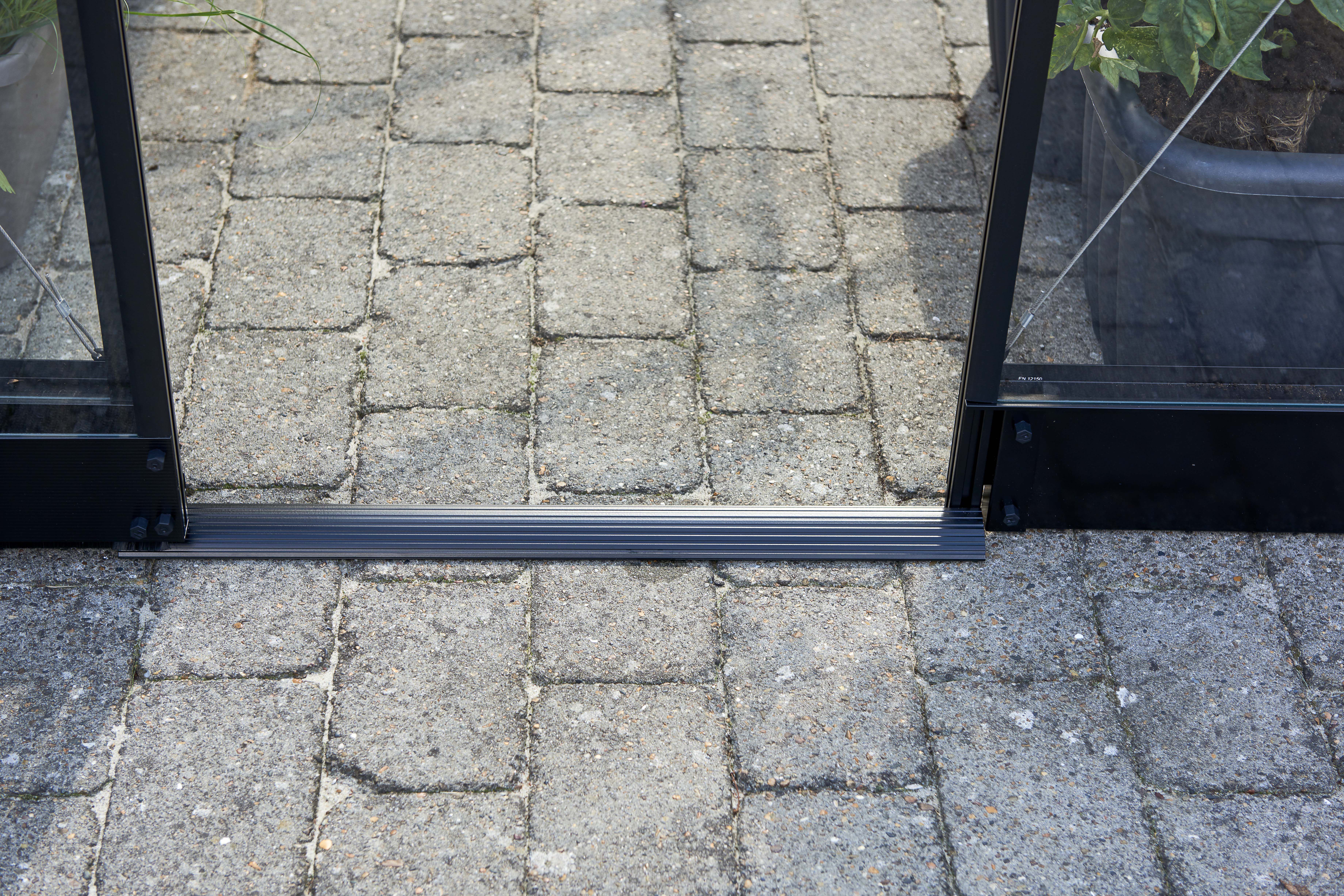 Halls Qube LT 68 - Fundering - zwart - 3x12x251 cm