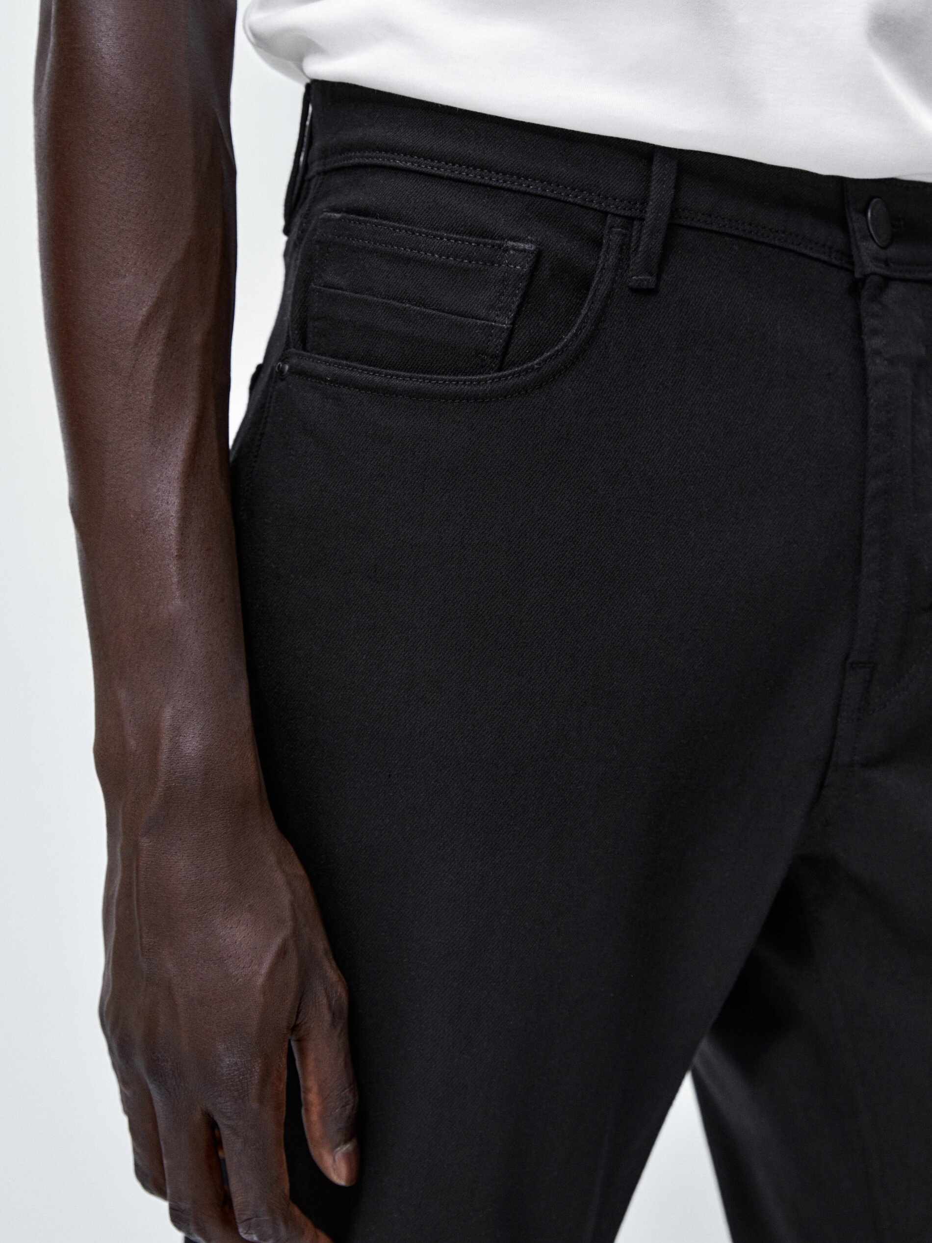 Calça jeans de corte afunilado - PRETA