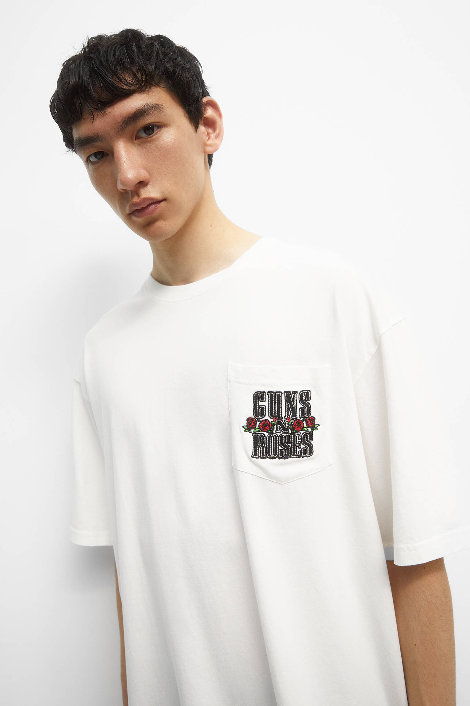 Camiseta Guns N' Roses com bolso bordado - Off White