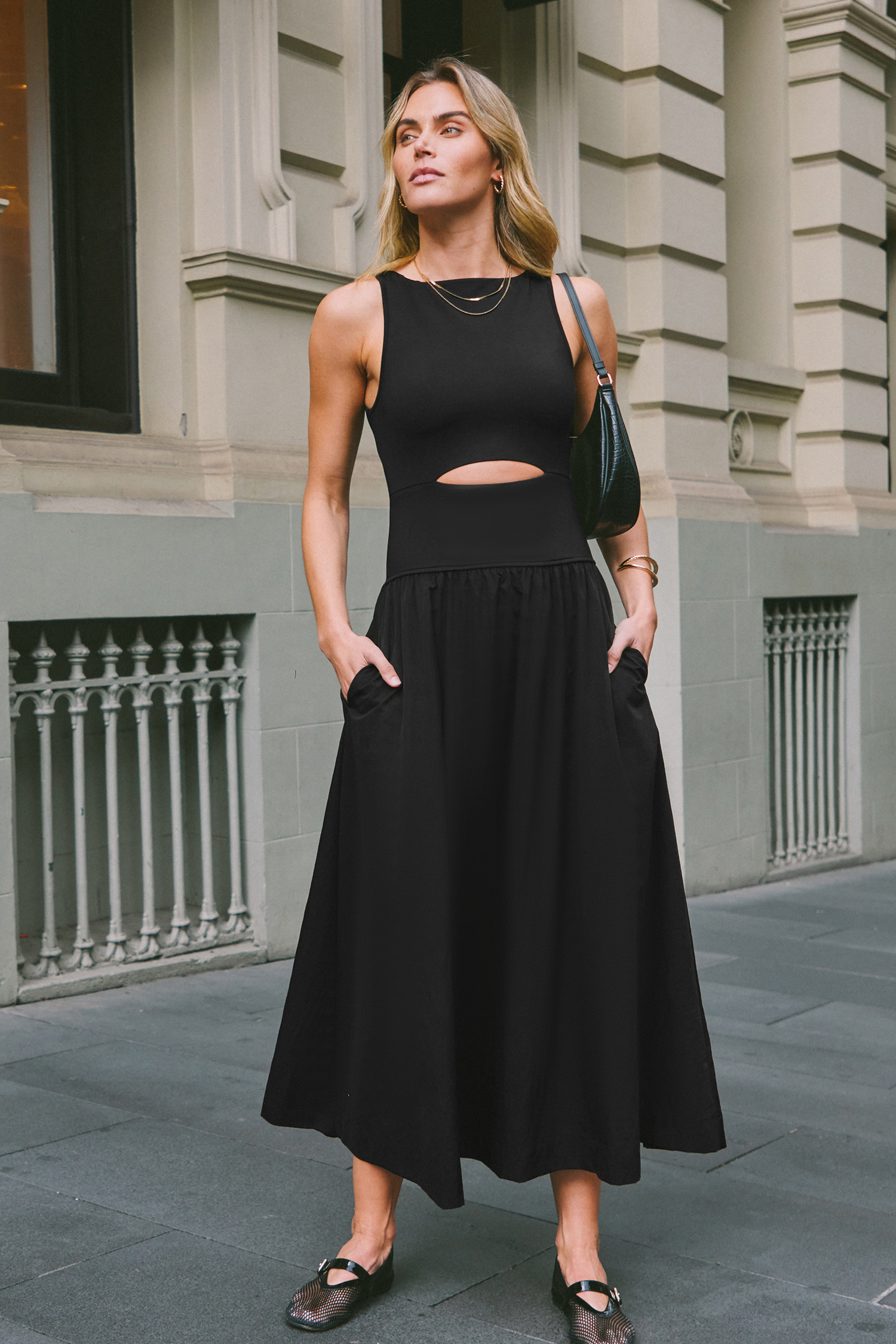 Robe maxi sans manches à col bateau découpée noire