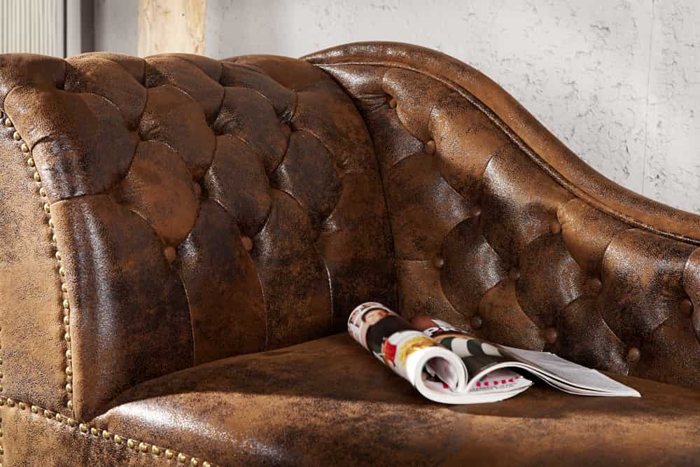 Chesterfield Récamière 170cm antik braun mit Knopfheftung und Nietenbesatz