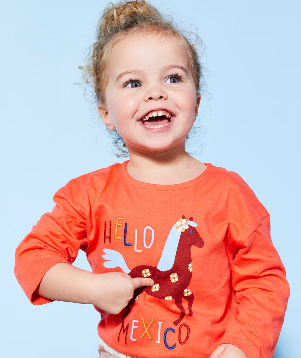 T-SHIRT BÉBÉ FILLE EN COTON BIO CORAIL AVEC MESSAGE ET CHEVAL