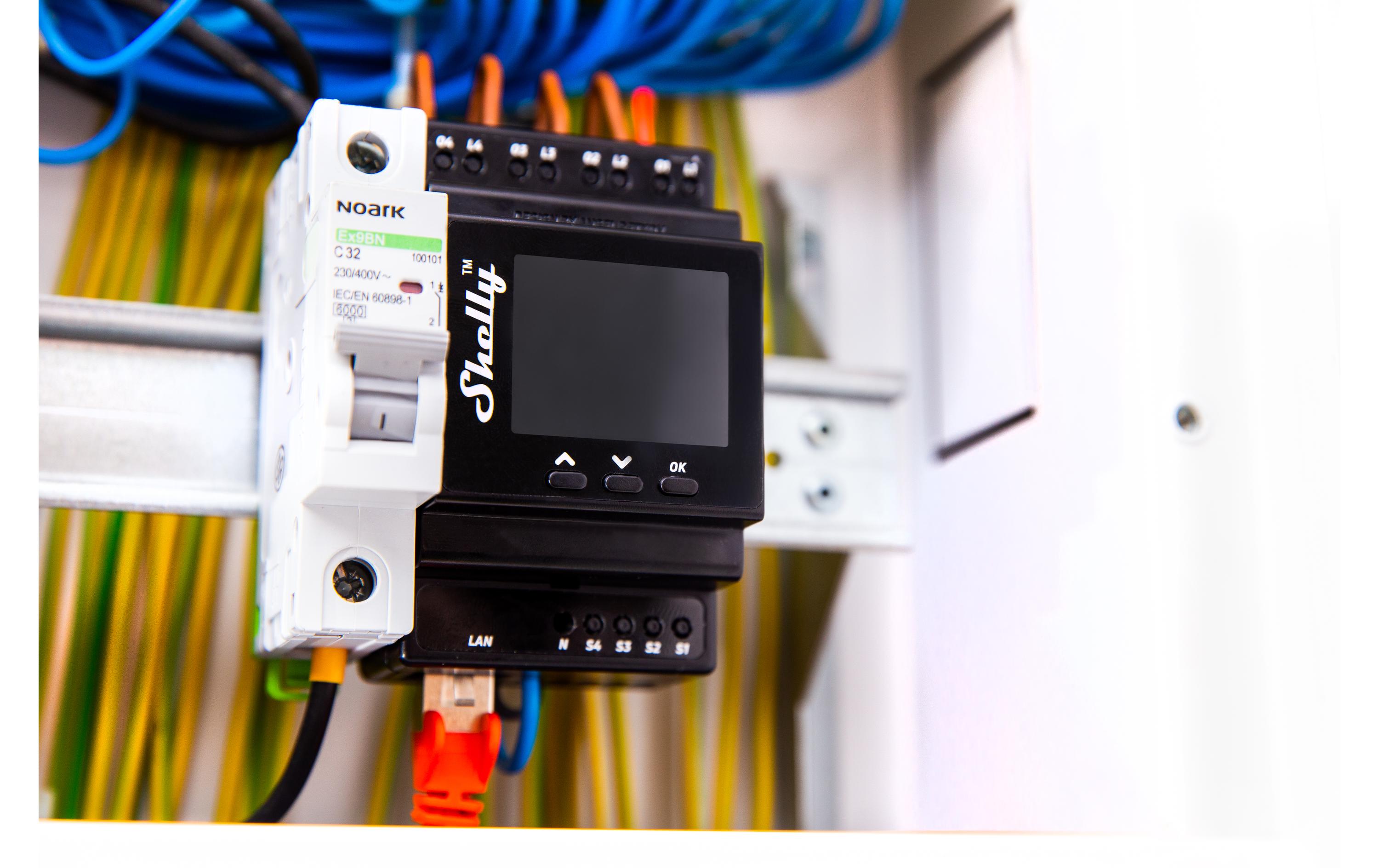 Pro 4PM LAN und WiFi-DIN-Rail Switch<br>LAN und WLAN 4 Kanäle 16 A Schaltaktor, Bluetooth