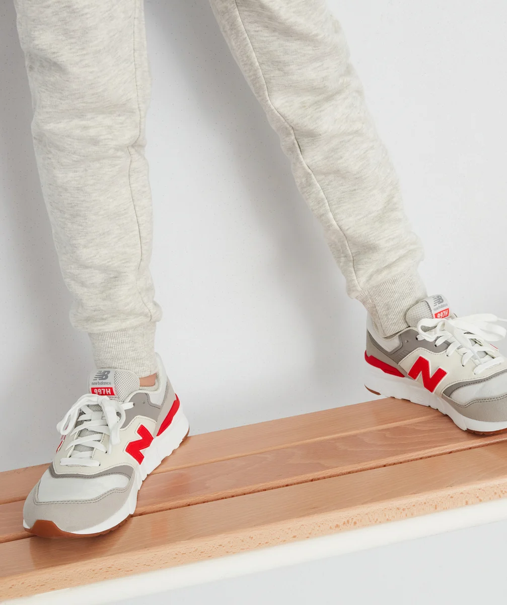 NEW BALANCELES BASKETS 997H GRISES ET ROUGES