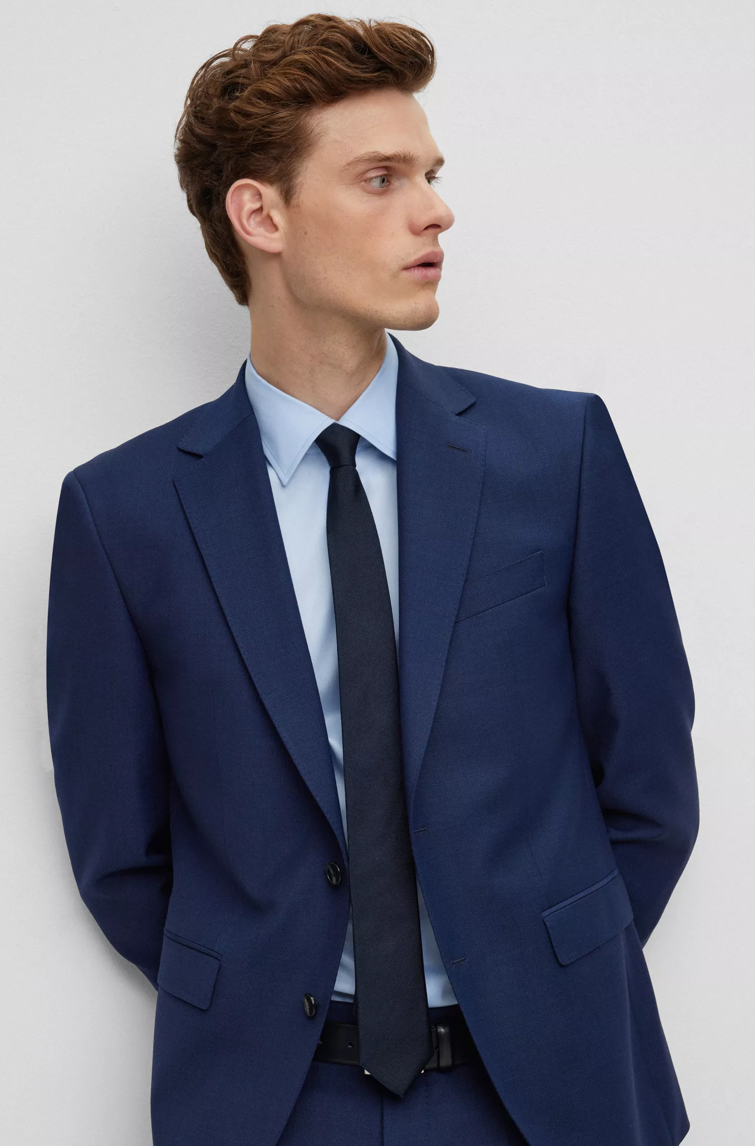 Terno BOSS preto, corte regular, em tecido elástico com microestampa.