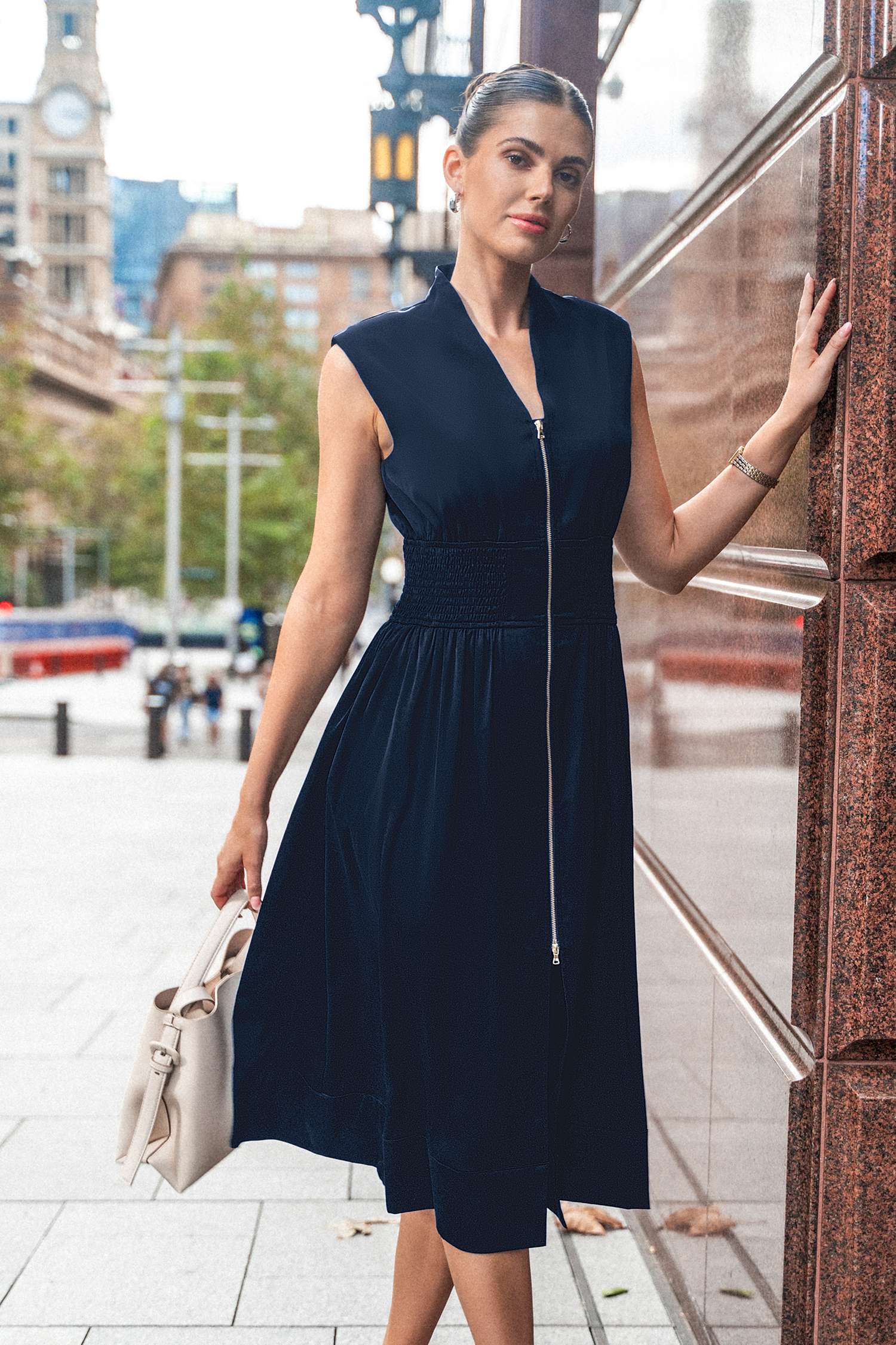 Robe midi sans manches à zip sur le devant noire