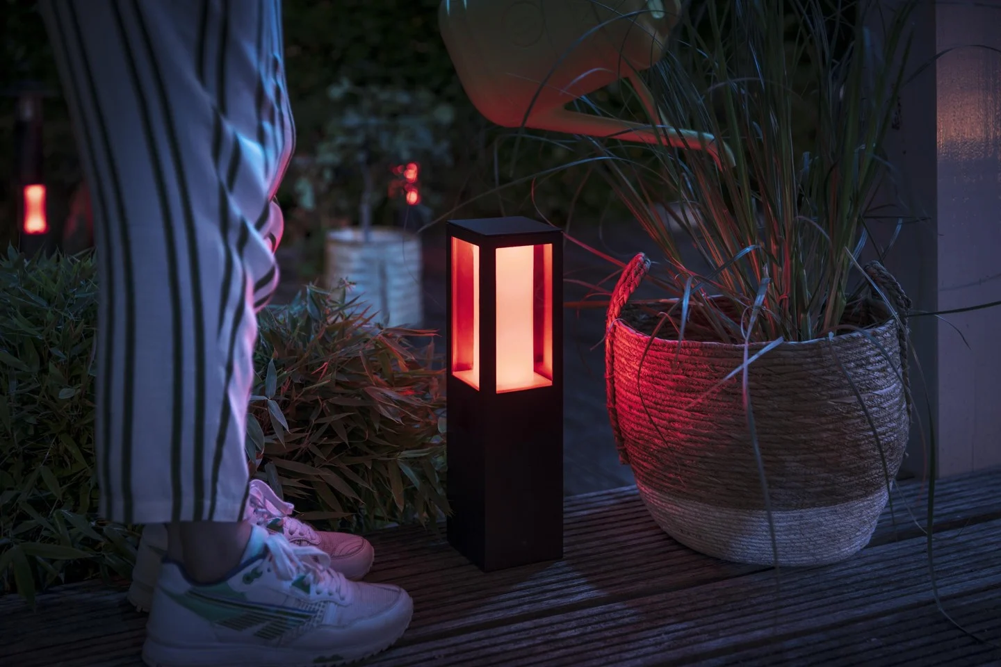 Philips Hue - Impress Pedestal 220V Outdoor - White & Color Ambiance -S