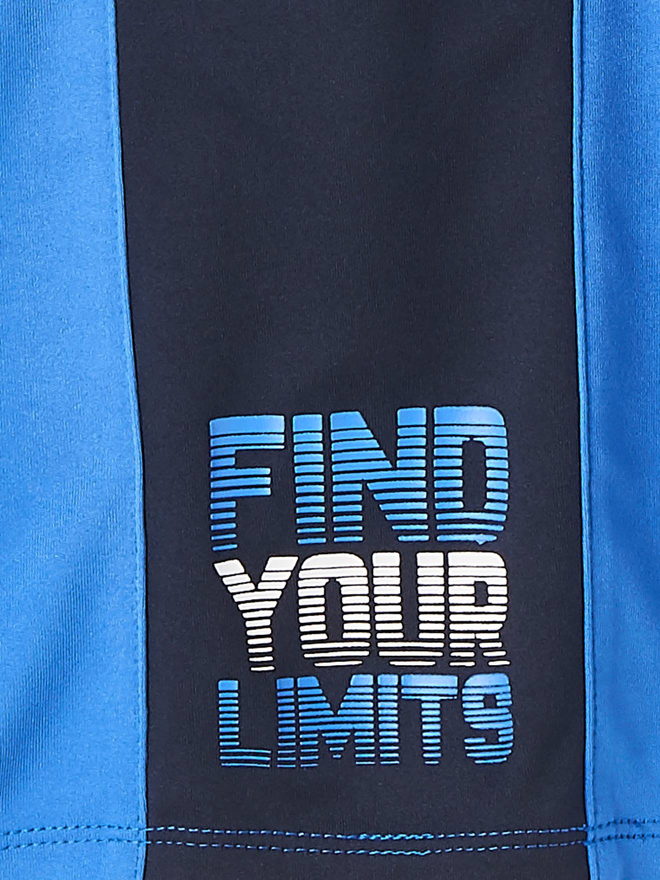 Camiseta esportiva infantil masculina em tecido técnico azul escuro liso com estampas.
