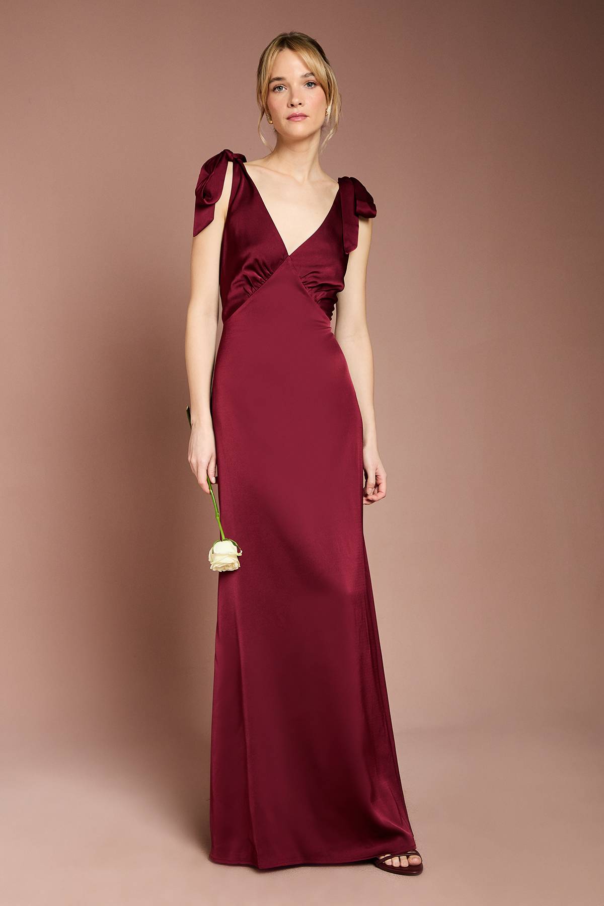 Coast Robe de Demoiselle d'Honneur Maxi Coast Honoured en Crêpe Satiné à Col V et Épaules Nouées